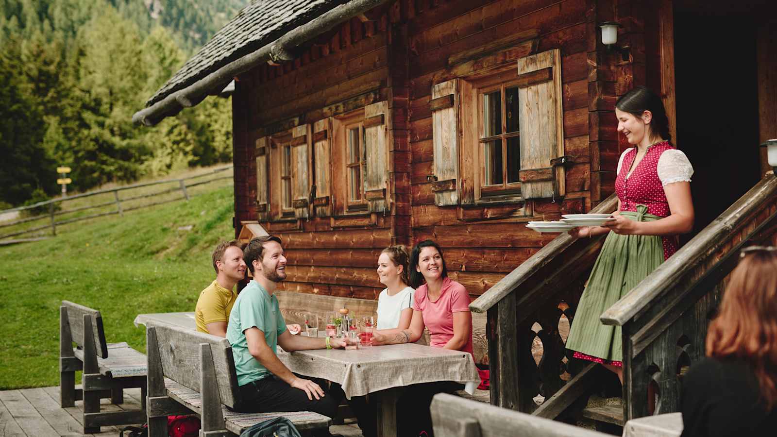 Da leuchten die hungrigen Bergsteigeraugen: Stephanie serviert Oma Gretls hausgemachte Kaspressknödelsuppe.