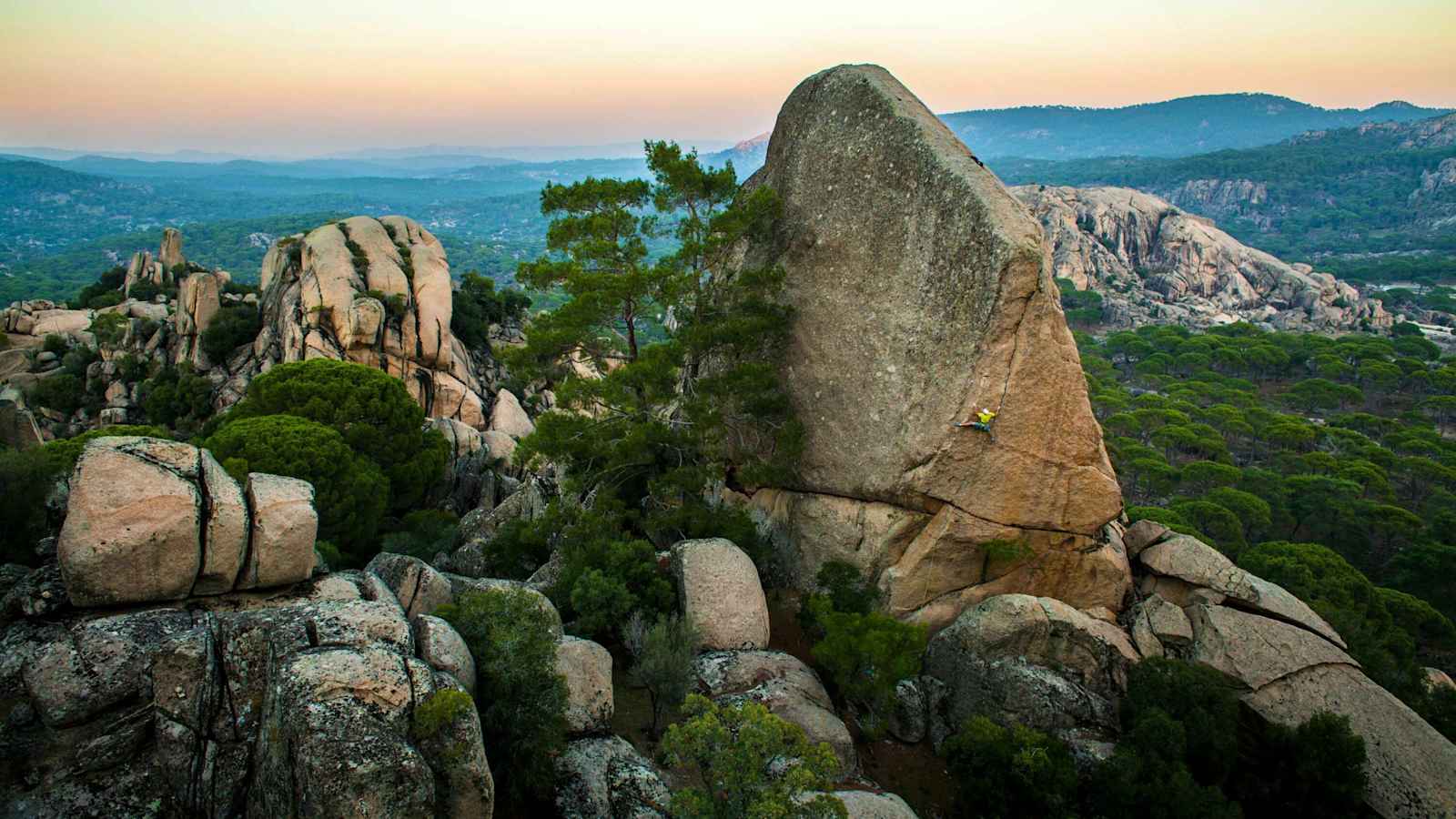 Athlet James Pearson klettert auf einem Felsen in Sakarya in der Türkei