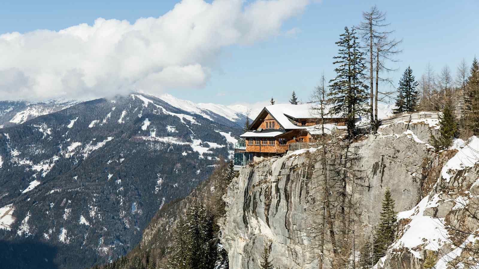 Direkt unter der Hütte beginnt der Klettergarten 