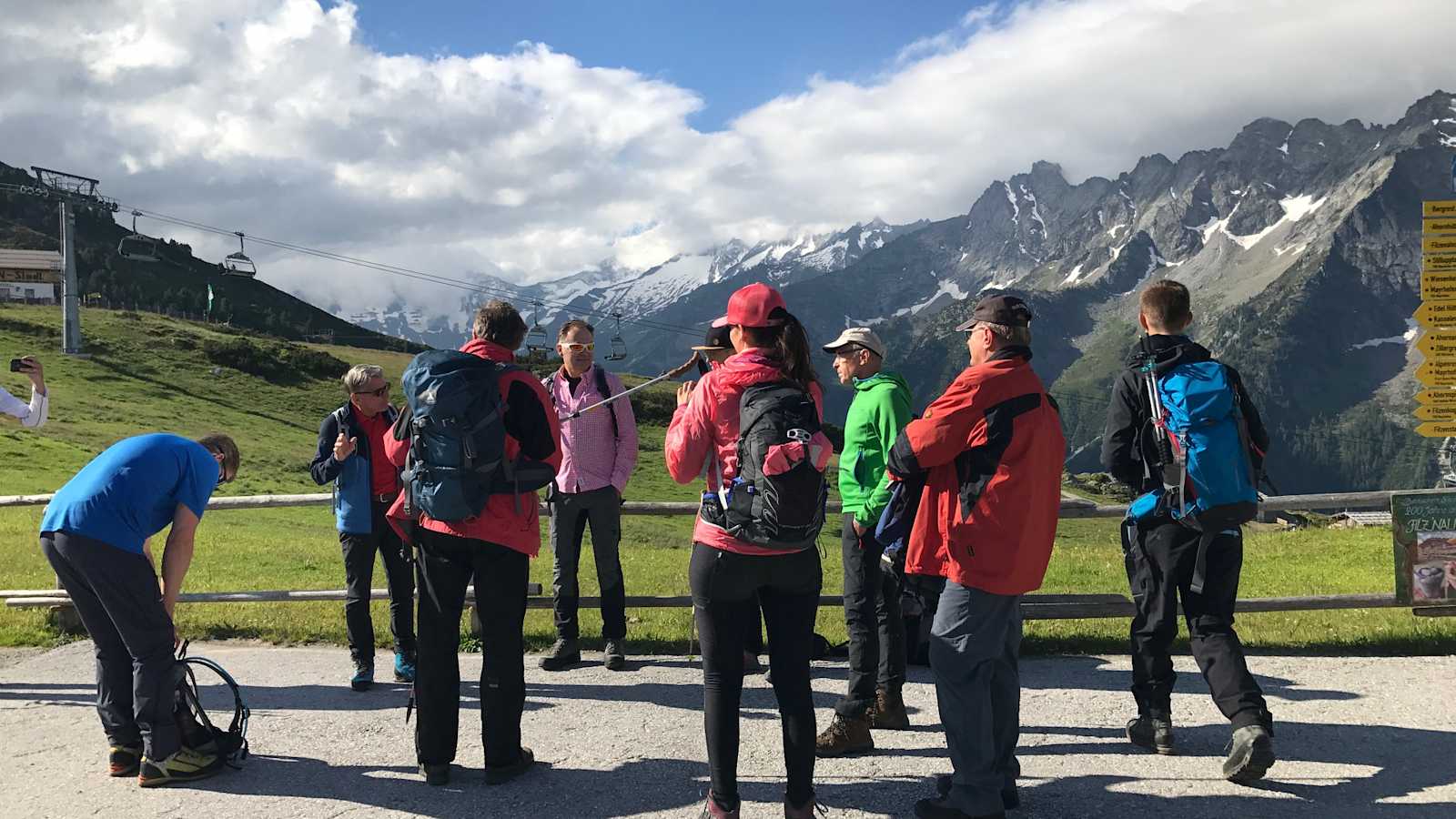 Peter Habeler erläutert die umliegenden Berge.