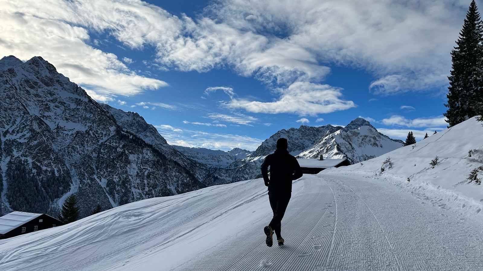 Daniel Jochum beim winterlichen Trailrun am Heuberg im Kleinwalsertal 