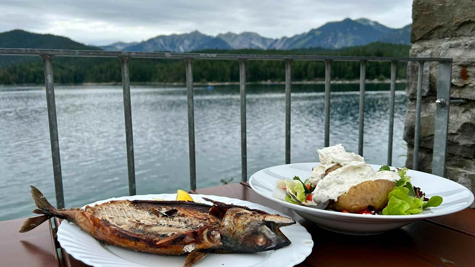 Steckerlfisch und Ofenkartoffel im Biergarten am Eibsee.