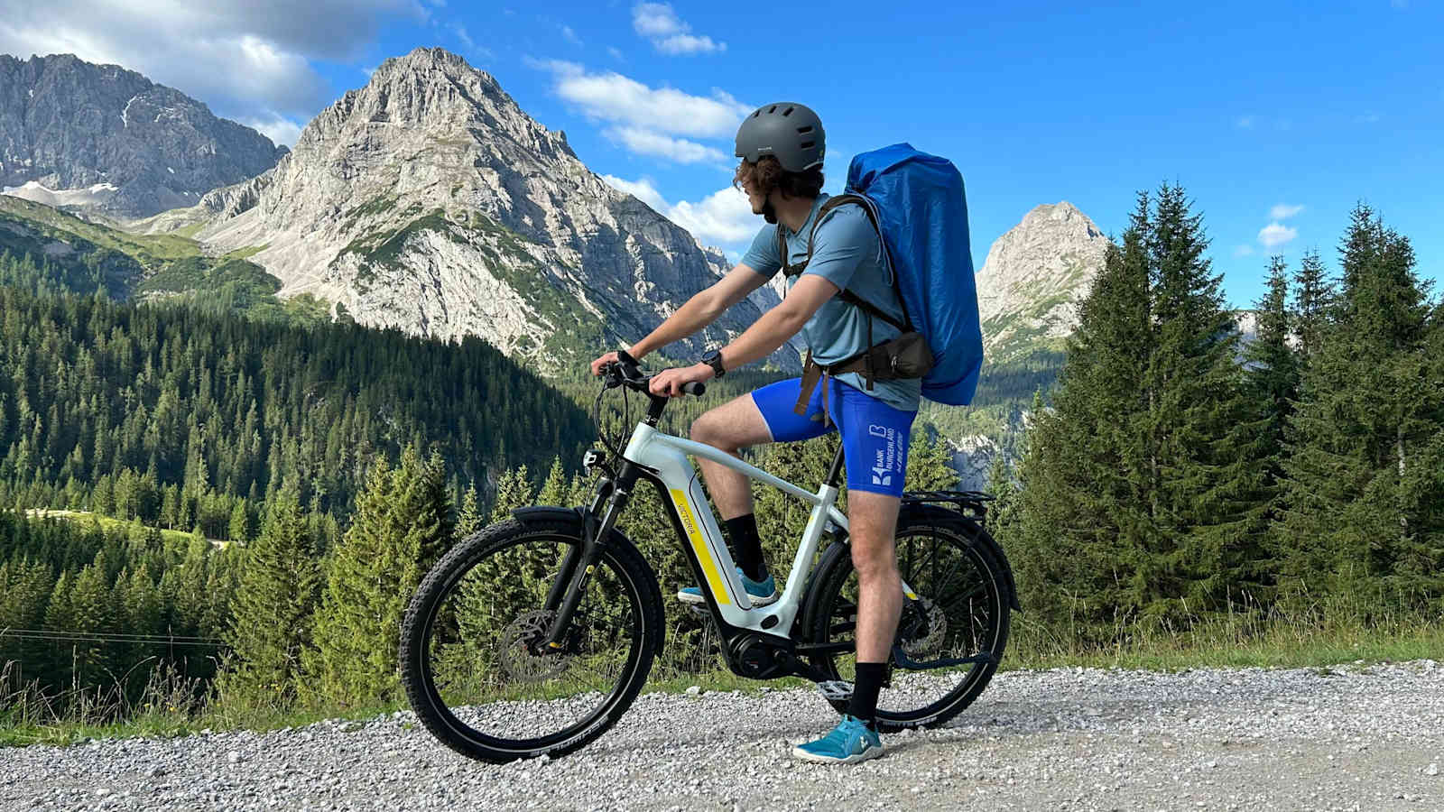 Mensch auf Fahrrad vor Bergpanorama