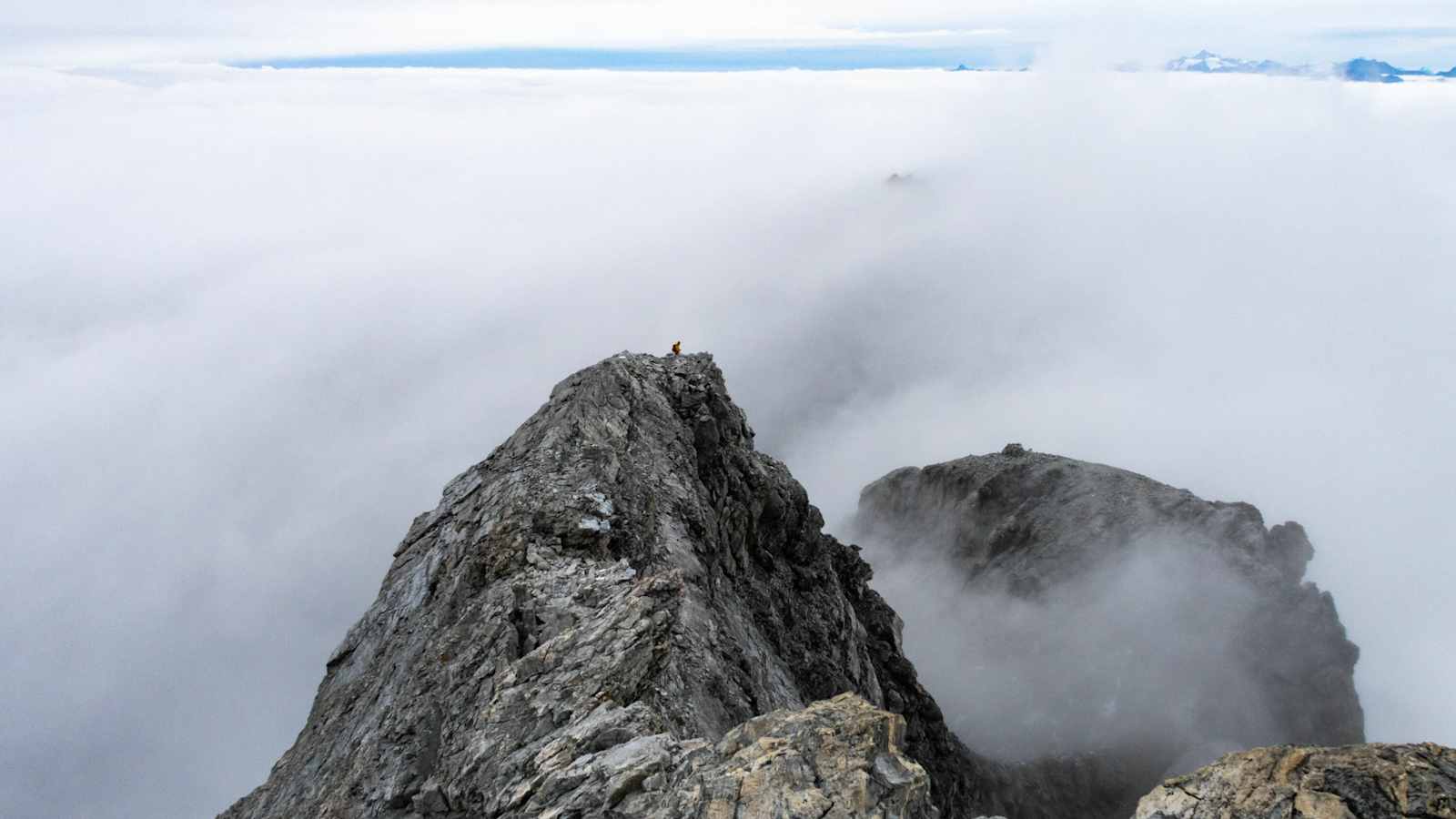 Der untere Teil des Grates steckt komplett in den Wolken