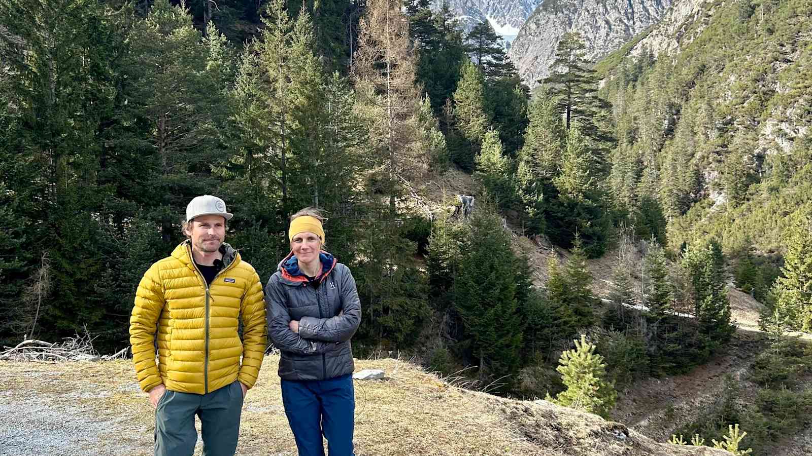 Christoph und Manuela auf dem Parkplatz, von dem aus die meisten Besucher die Wanderung zur Steinseehütte beginnen.