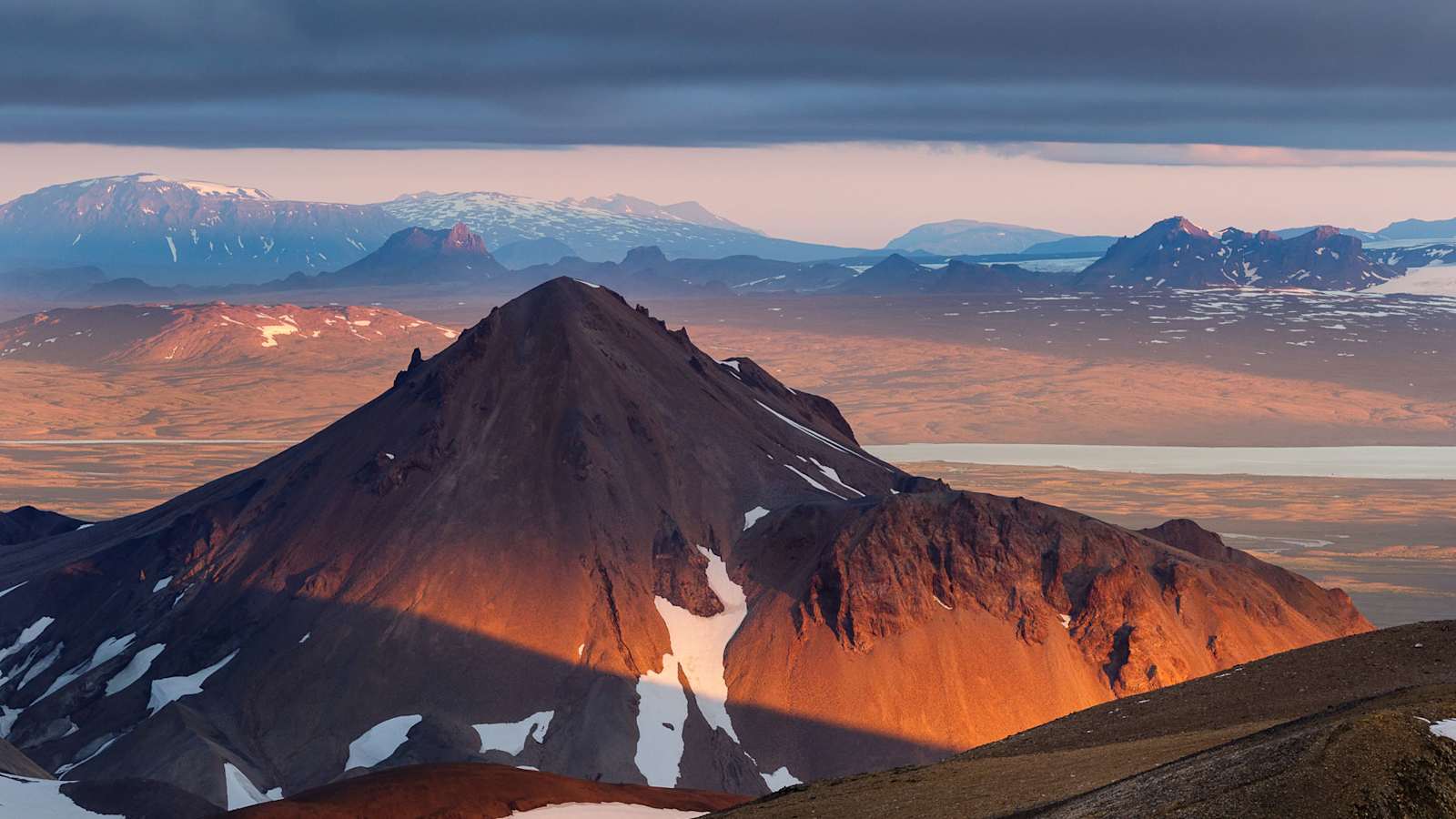 Island: Sonnenuntergang mit Bergpanorama