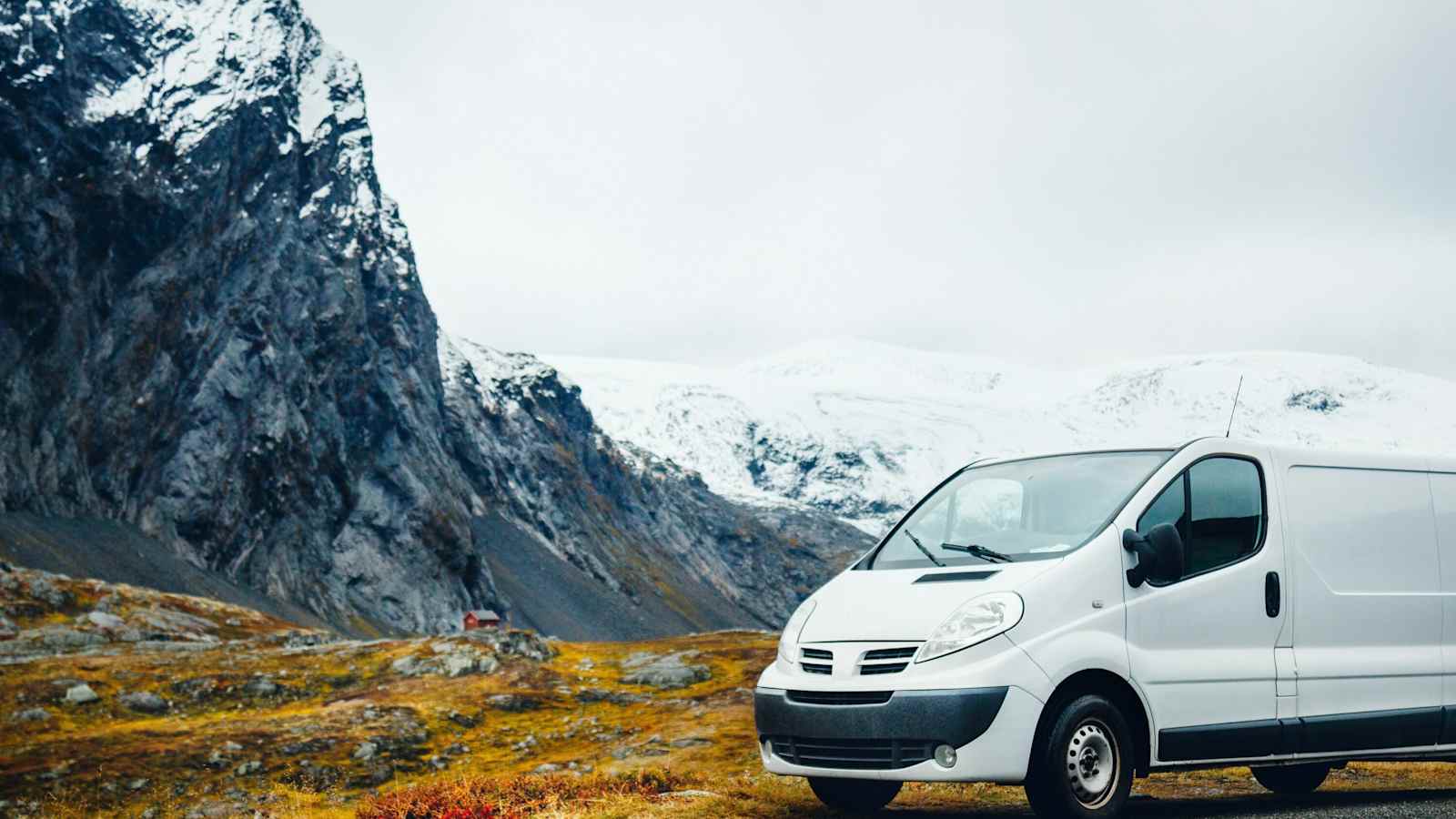 Wer mit dem Campervan im Winter in die Berge will, sollte sich Gedanken über einen Allradantrieb machen