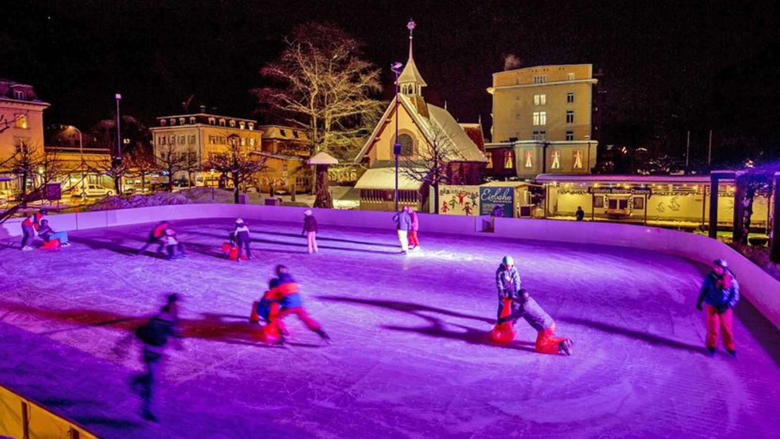 Meiringen: Eislaufen unter dem Sternenzelt.