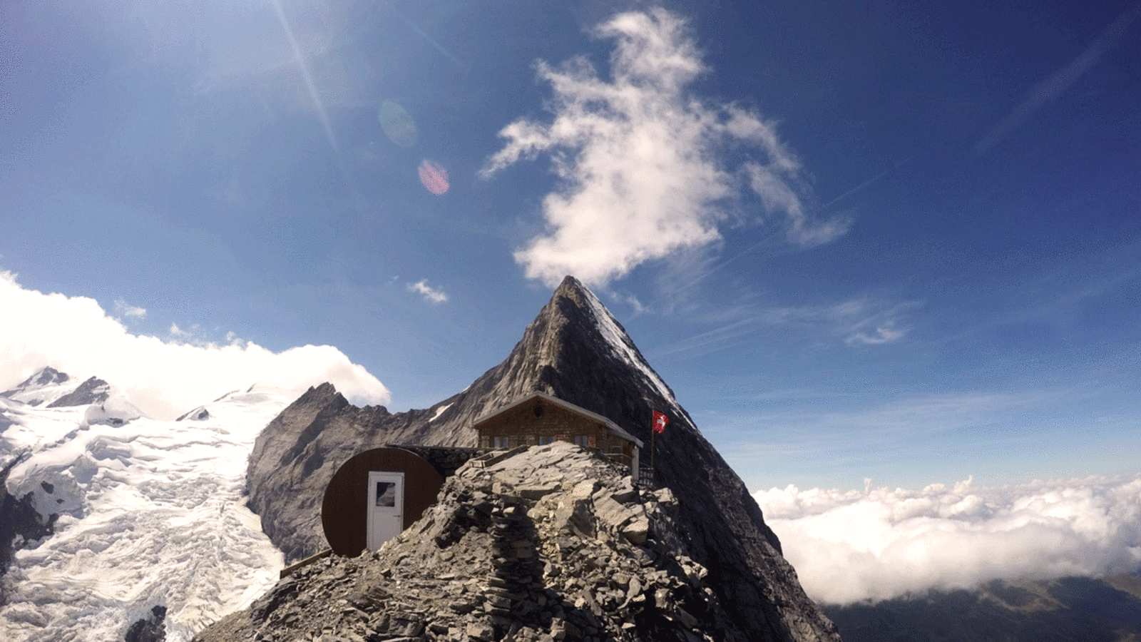 Die Mittellegihütte (3.355 m) am gleichnamigen Nordostgrat des Eiger 