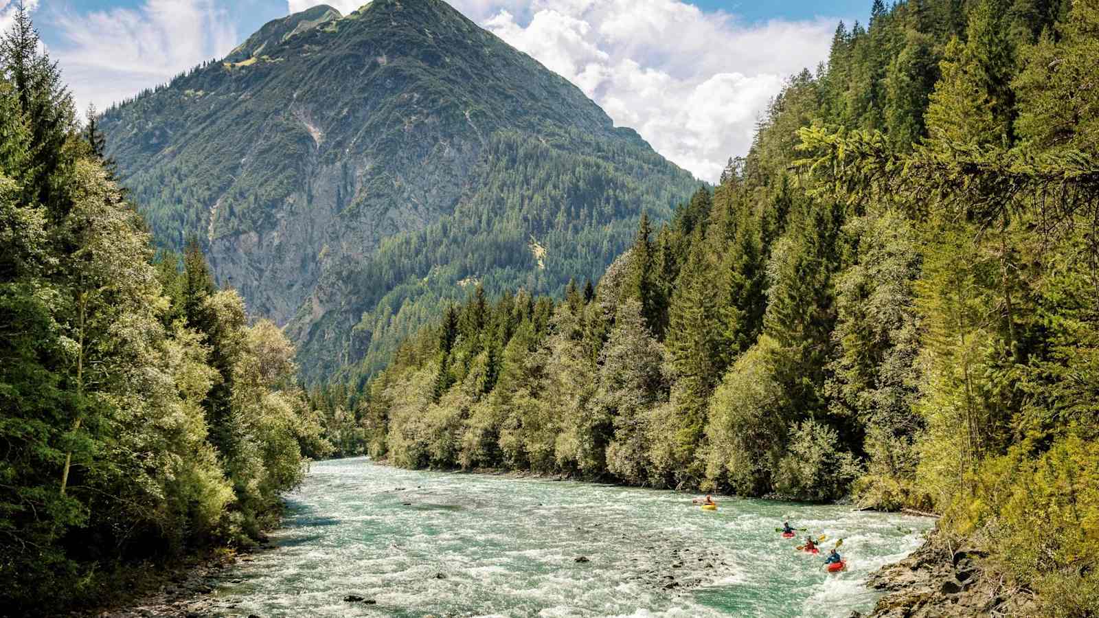 Ausblick auf den naturbelassenen Lech flussabwärts von Stockach