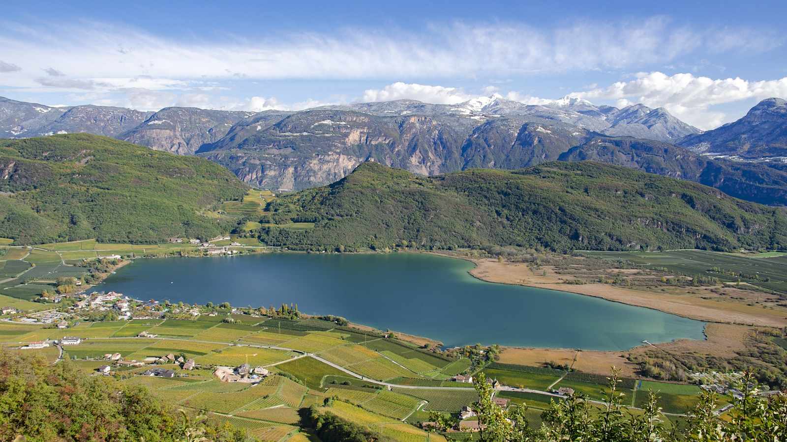 Blick auf den Kalterer See und die umliegenden Weinberge