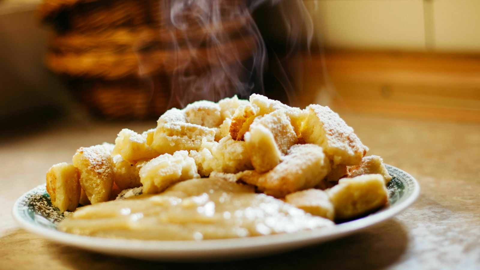 Schmarrn mit Dampf: Der Kaiserschmarrn der Katrin Alm in den Salzkammergut-Bergen in Oberösterreich