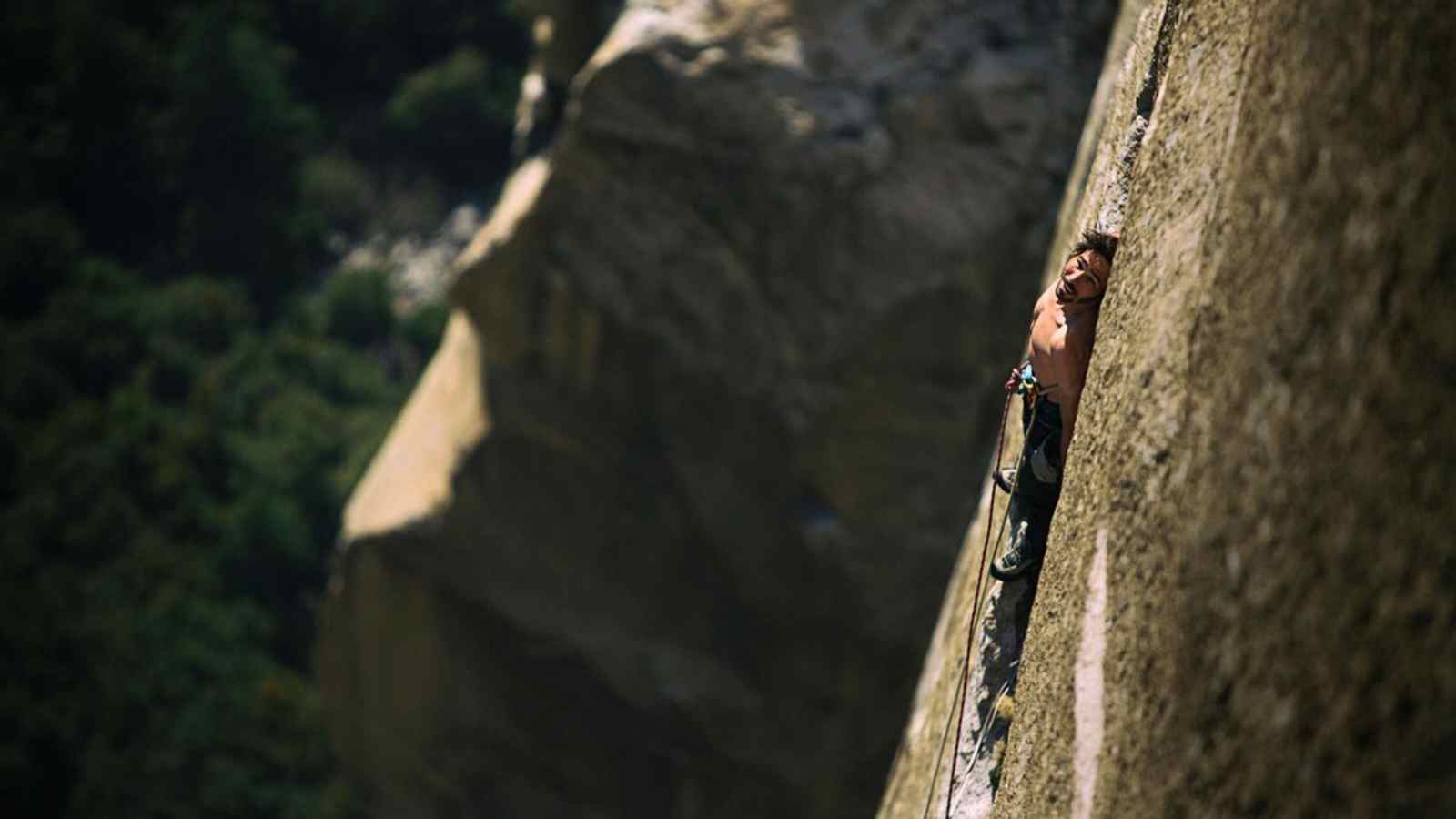 Kevin findet ein Spot zum rasten in der Dawn Wall