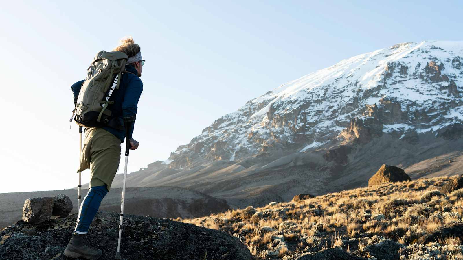 Tom will in keine Schublade gesteckt werden, also stieg er mit einem Bein und zwei Krücken auf den höchsten Berg Afrikas