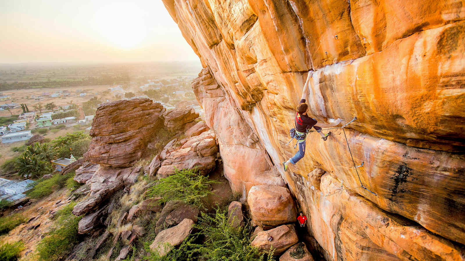 Kilian Fischhuber am Fels in Badami, Indien