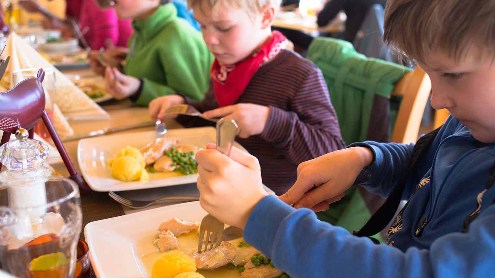 Die Kinder beim wohlverdienten Essen danach.