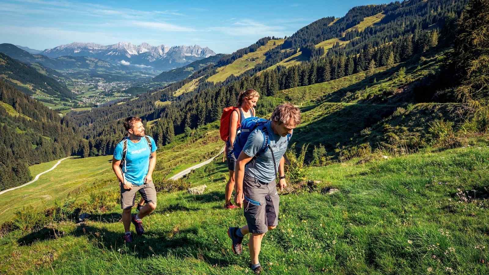 Die Gruppe beim Zustieg zum Klettersteig