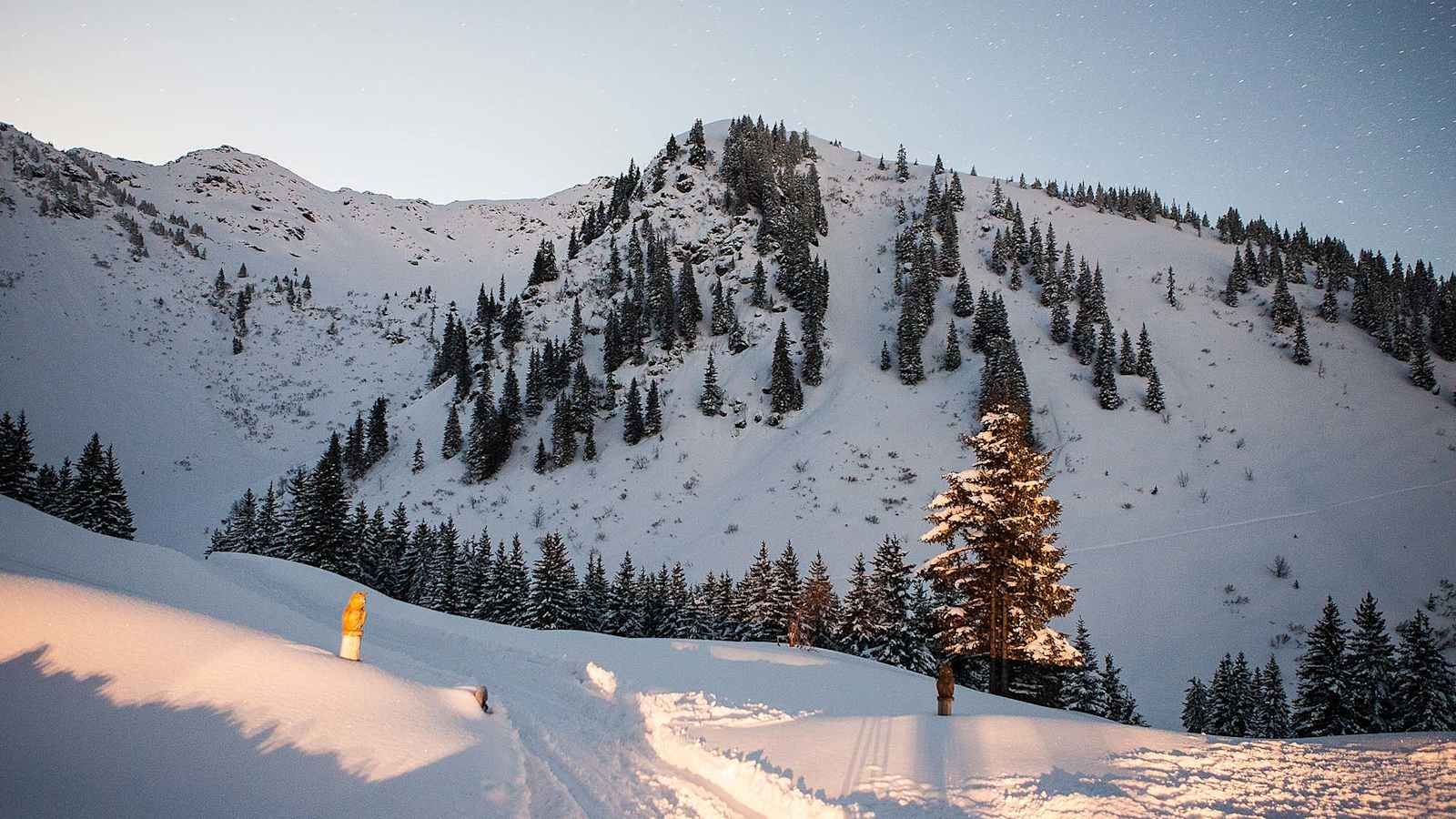 Der Laubkogel wird von der Abendsonne beleuchtet.