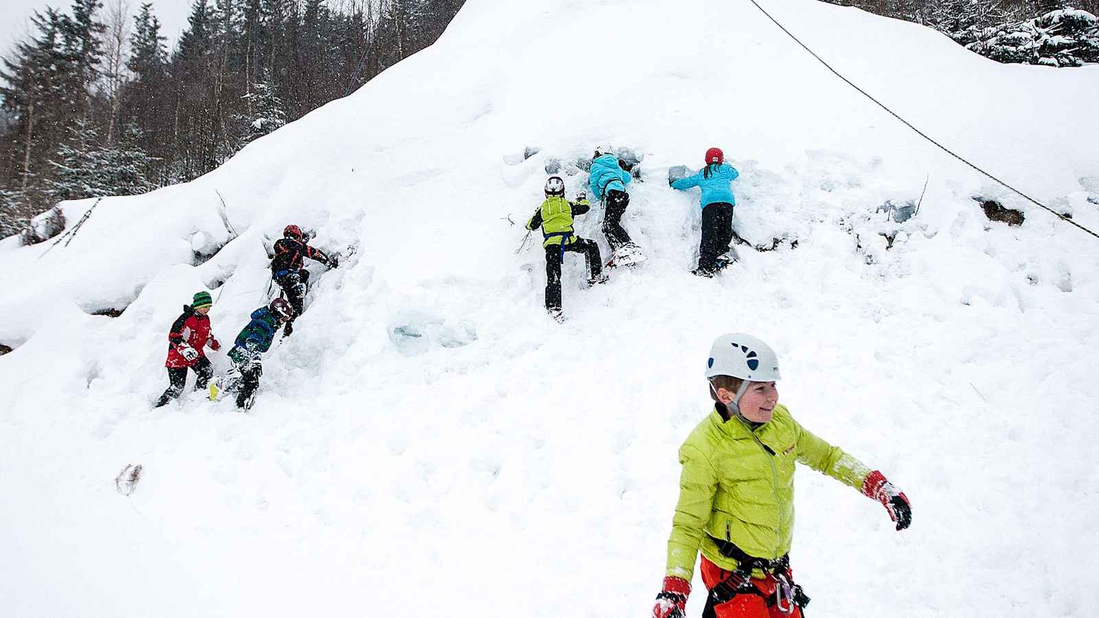 Volksschulkinder schnuppern in die Welt des Eiskletterns hinein.