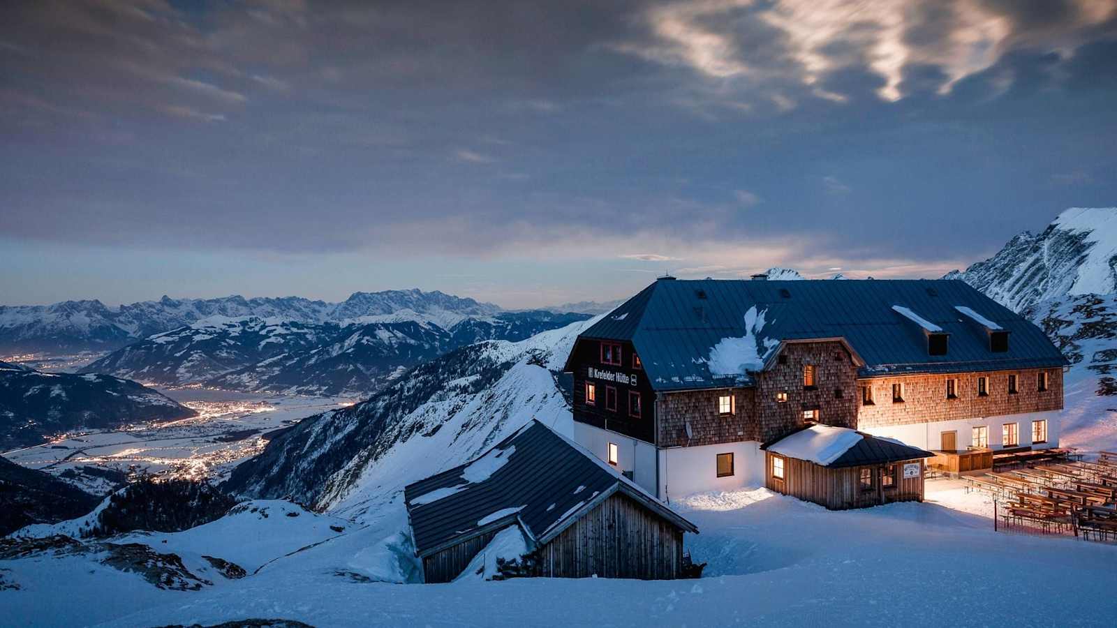 Die Krefelder Hütte thront über dem Lichtermeer im Tal