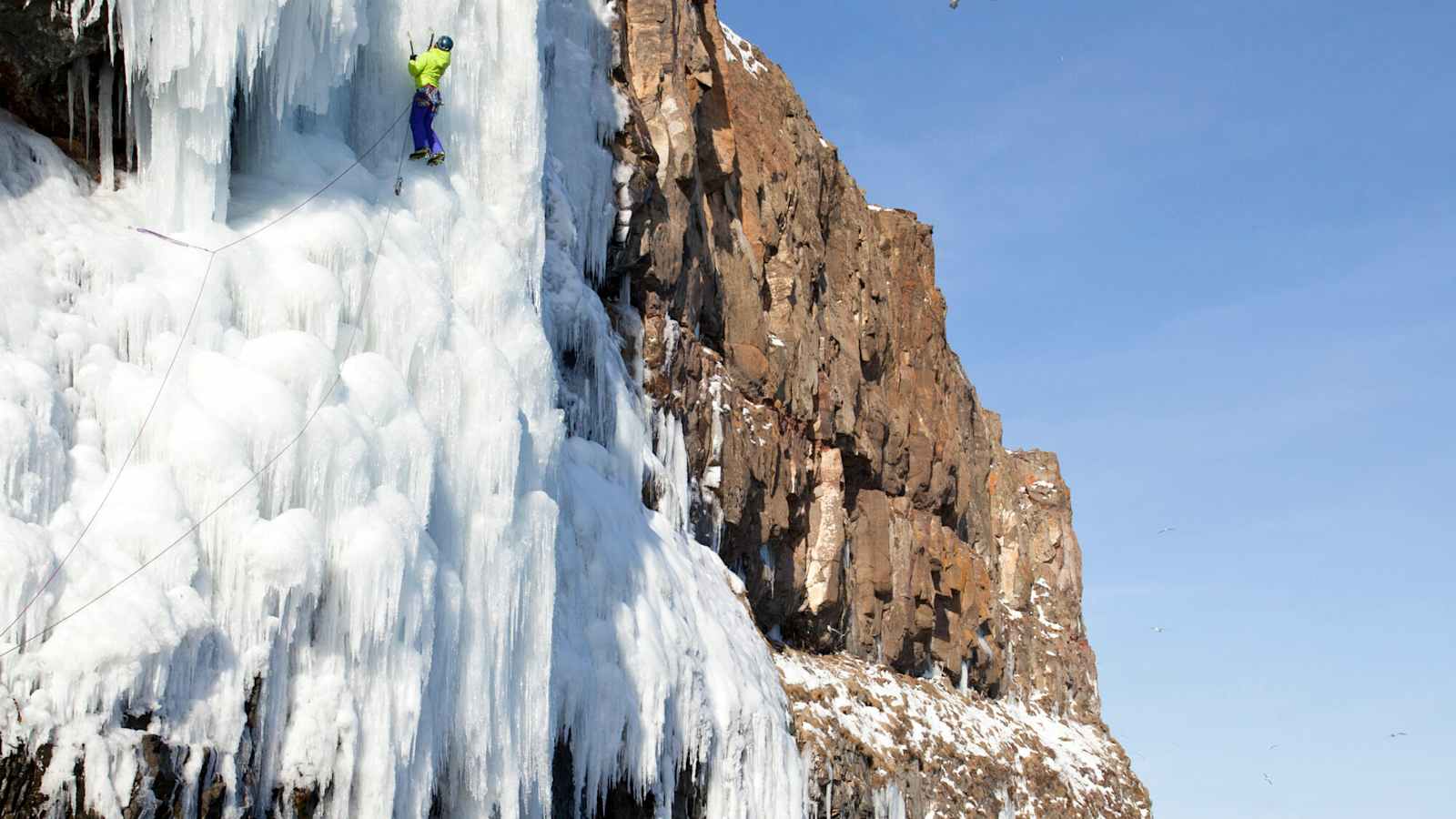 Klaus hat durch die Berge seine Liebe zur Fotografie entdeckt: hier beim Eisklettern auf Island