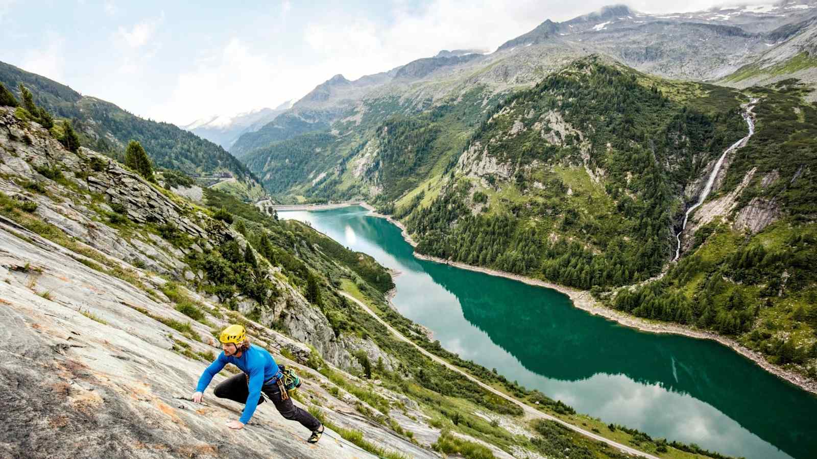 Gesichert in einer Bergwand klettern