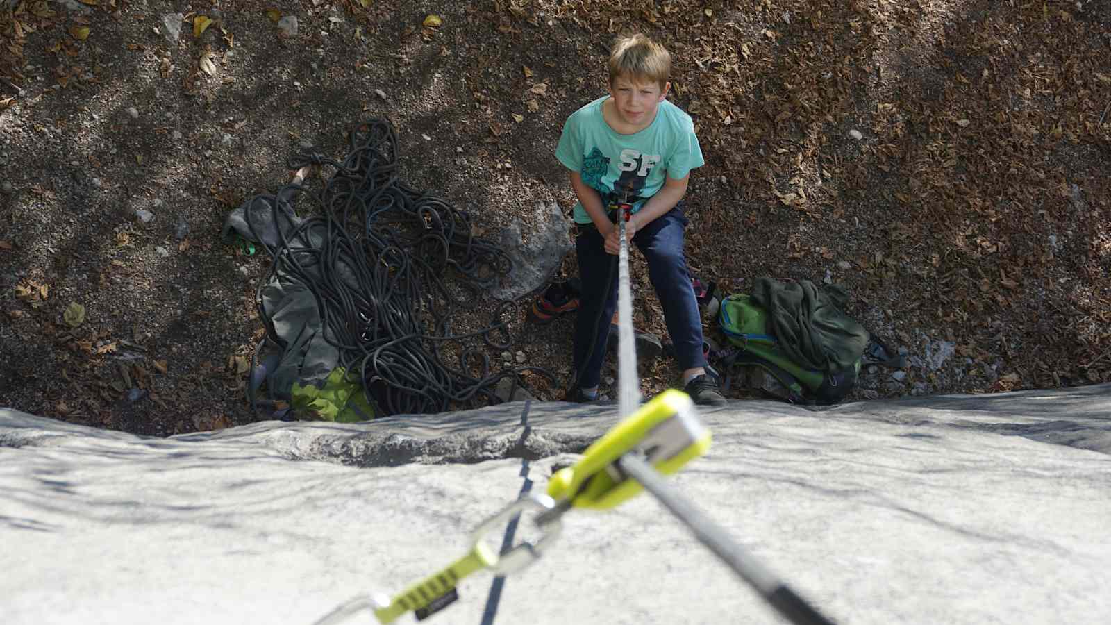 Klettern mit Kindern: Junge beim Sichern