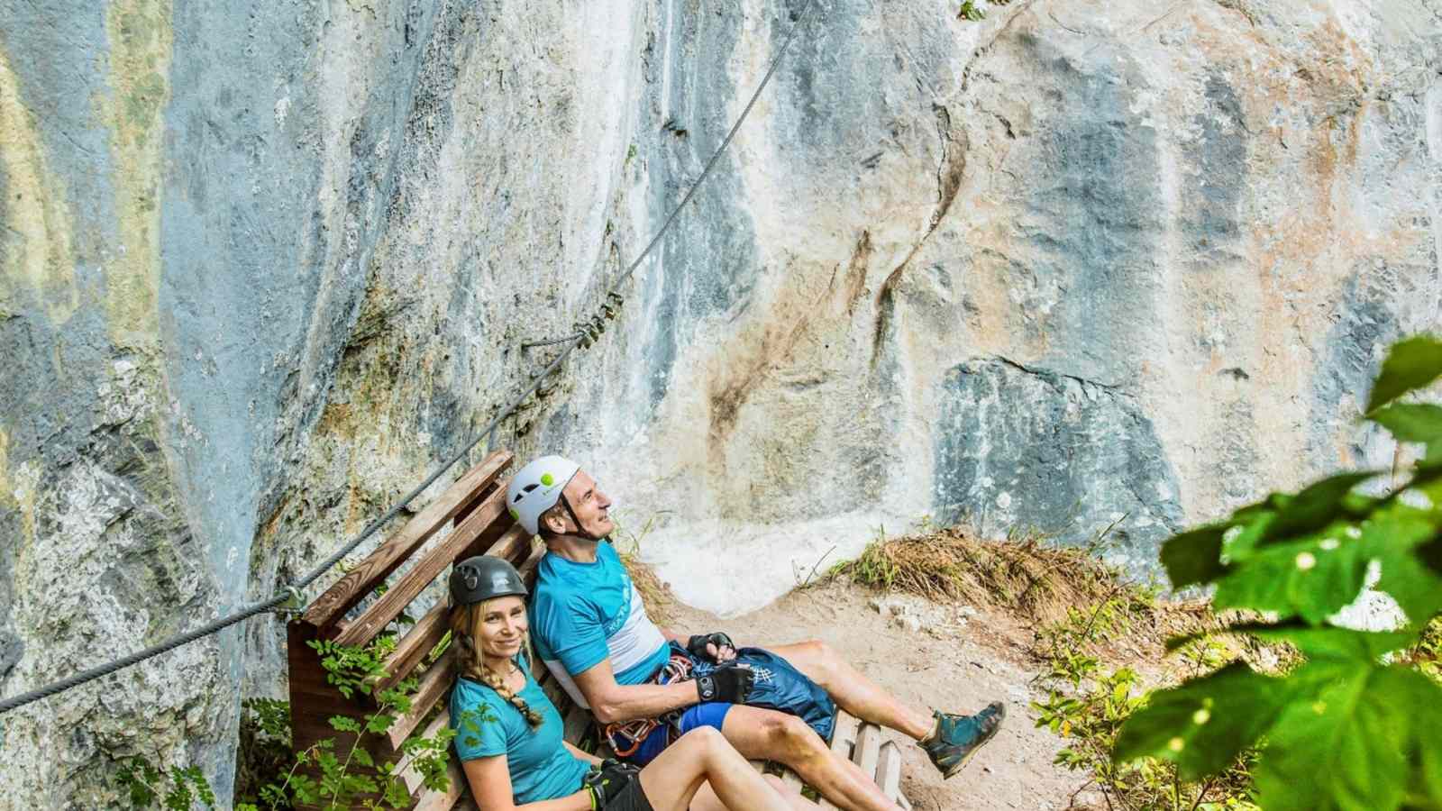 Zwei Klettere genießen die kurze Pause und den Ausblick.