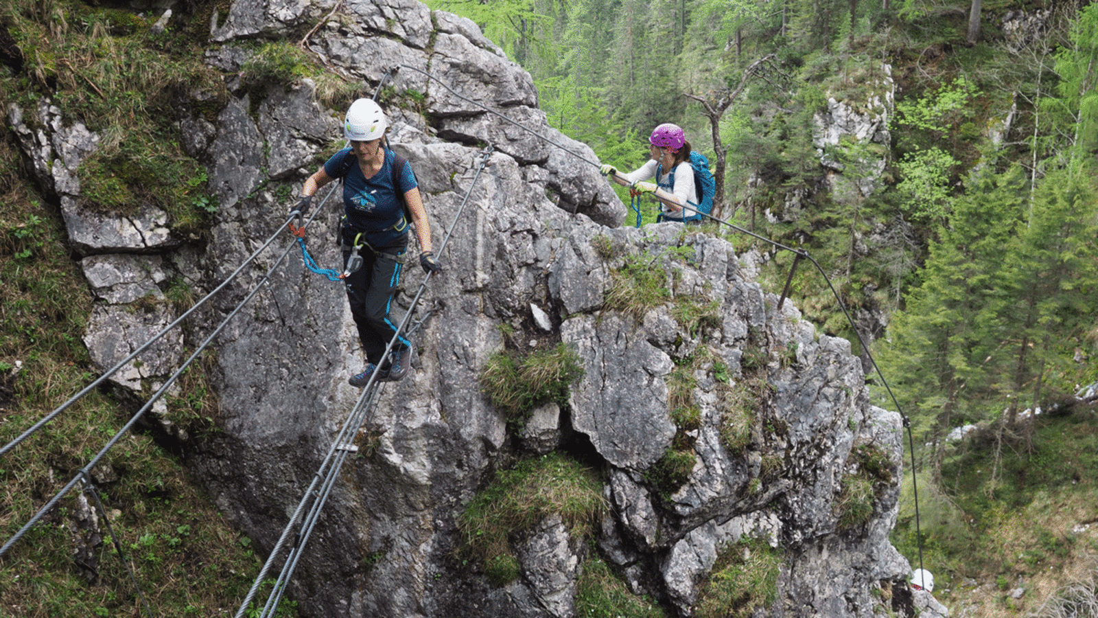 Auf der Seilbrücke am „Hias“ ist Balancegefühl gefragt.