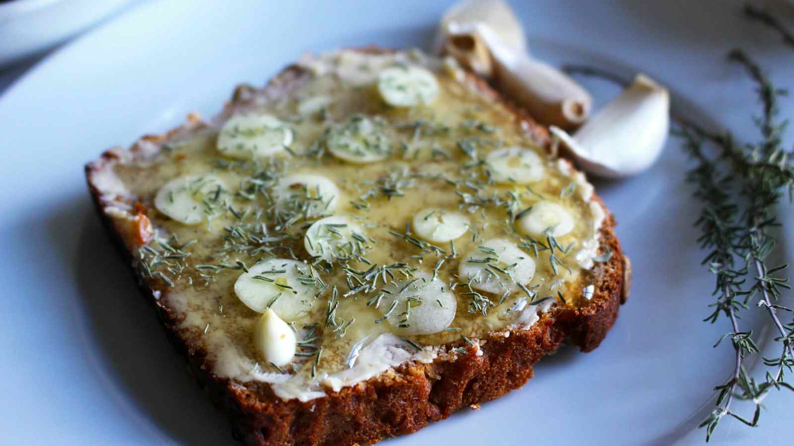 Kraft-Brot mit Honig, Knoblauch und Thymian