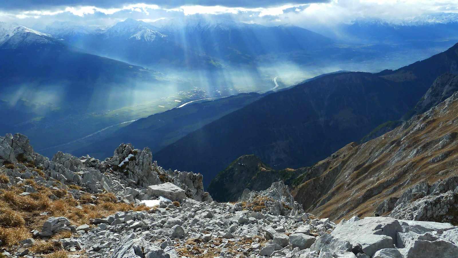 Ausblick von der Fiechter Spitze ins Inntal, östliches Karwendel