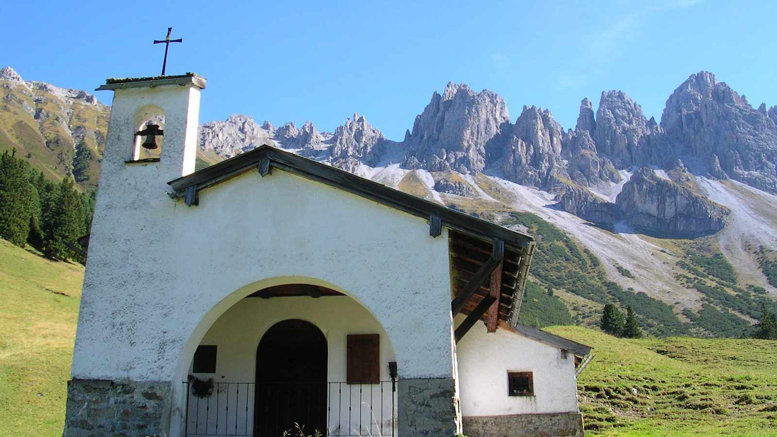 Kapelle Kemater Alm vor den Kalkkögeln, Stubaier Alpen