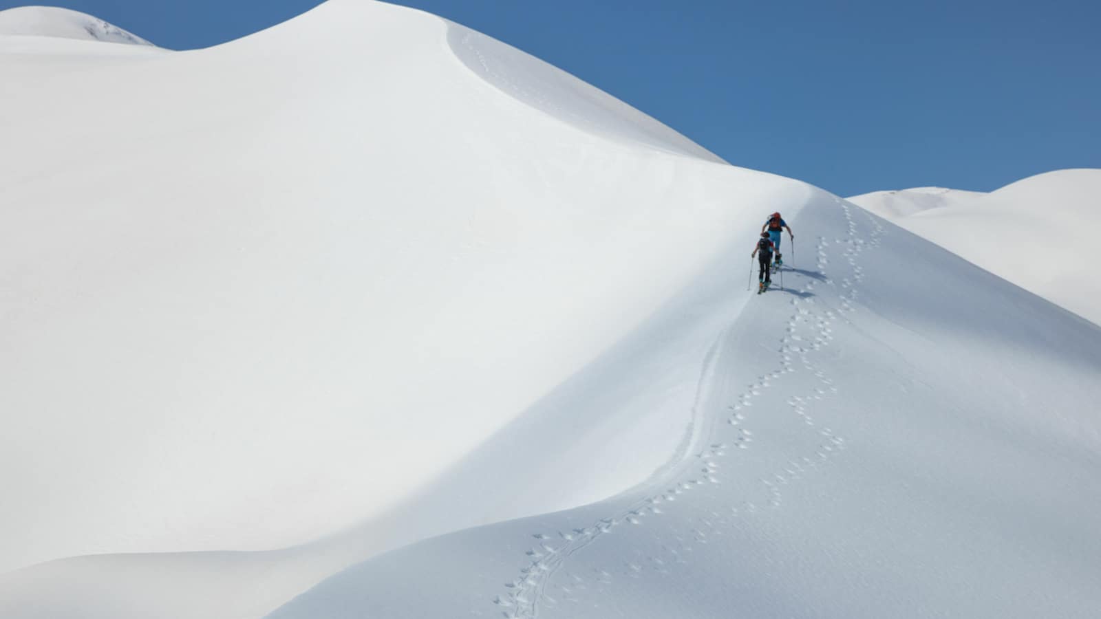 Skitourengehen in Kreta: Aufstieg über einen Rücken