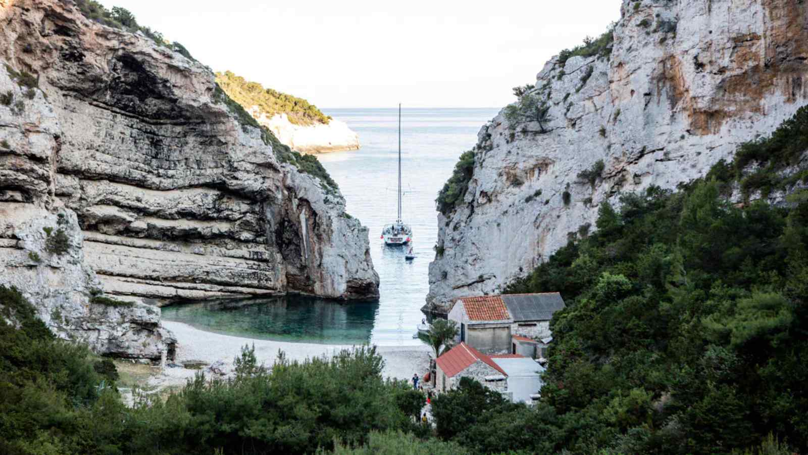 Die kelchförmige Bucht von Stiniva in Kroatien gilt als schönster Strand Europas