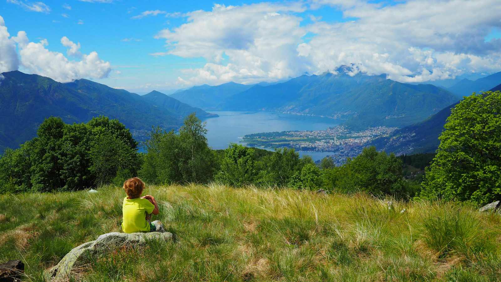 Auf den Sassariente in den Tessiner Alpen mit Blick auf den Lago Maggiore