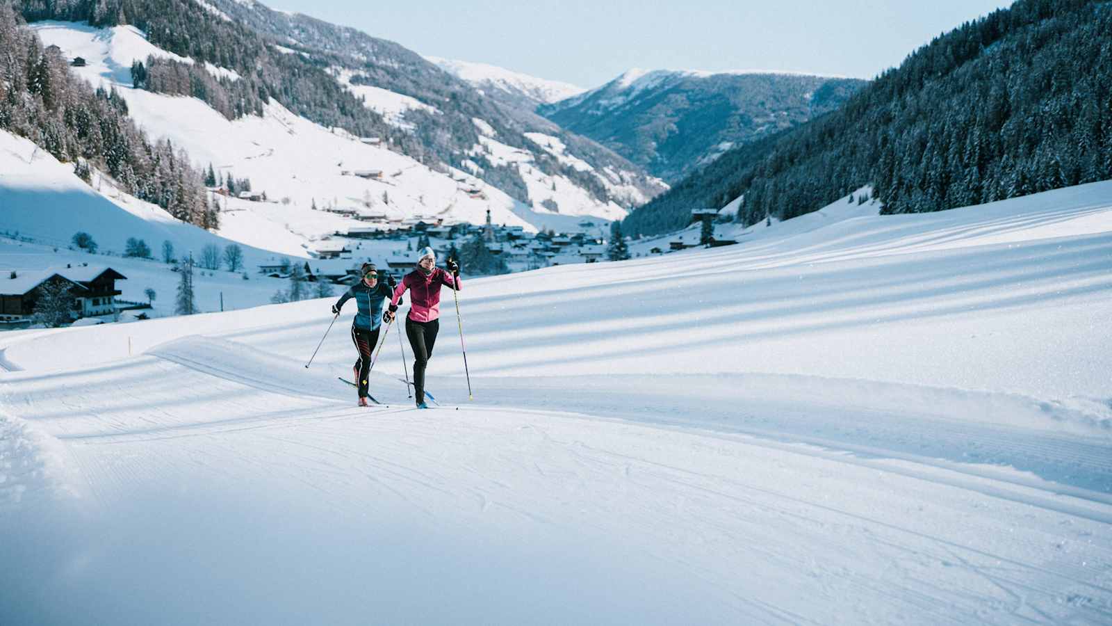 Langlaufen im Villgratental - im Hintergrund das Bergsteigerdorf Innervillgraten