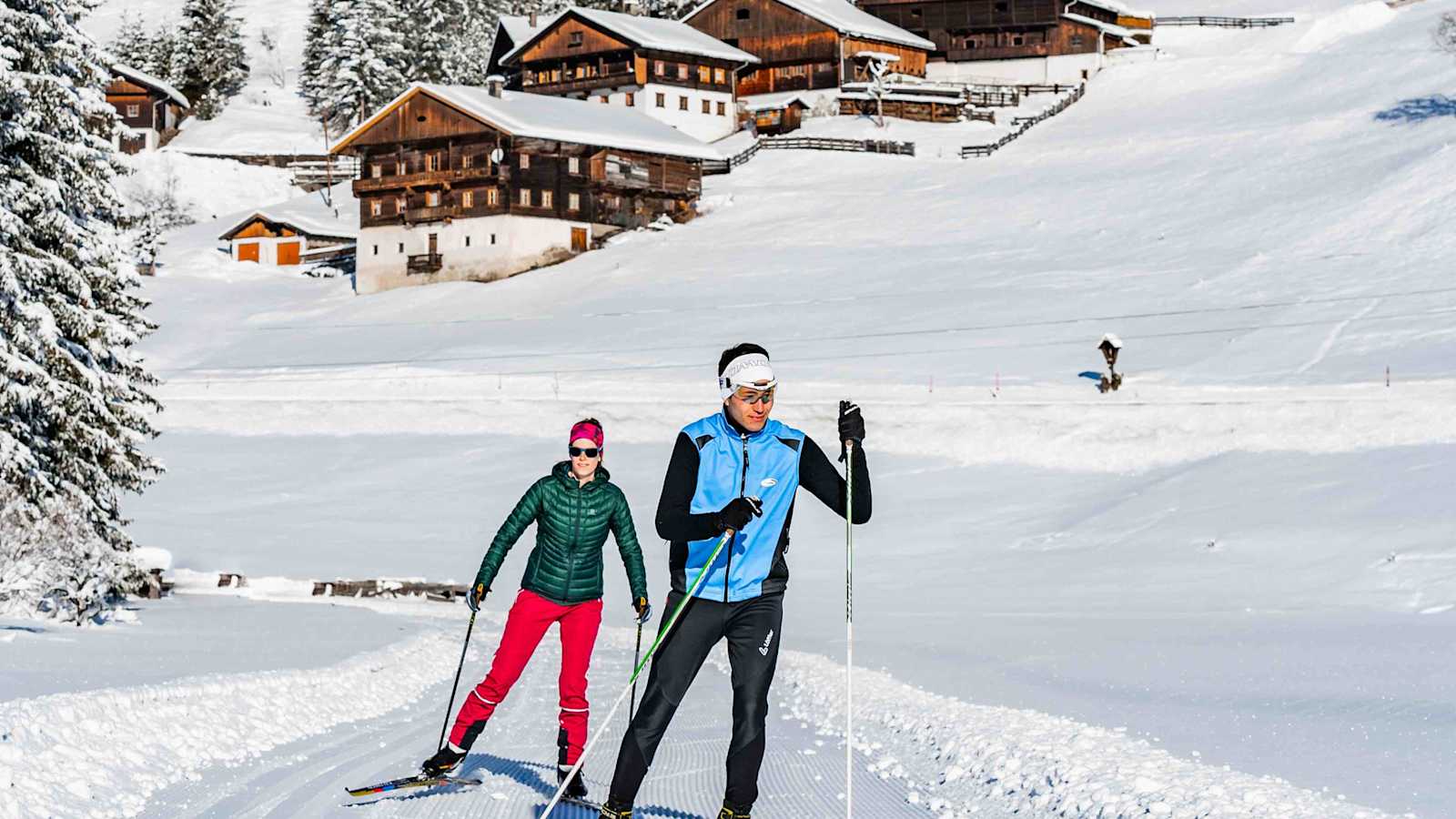 Die alten Bauernhäuser bei Obertilliach sind auf der Leitertalrunde ständige Begleiter.