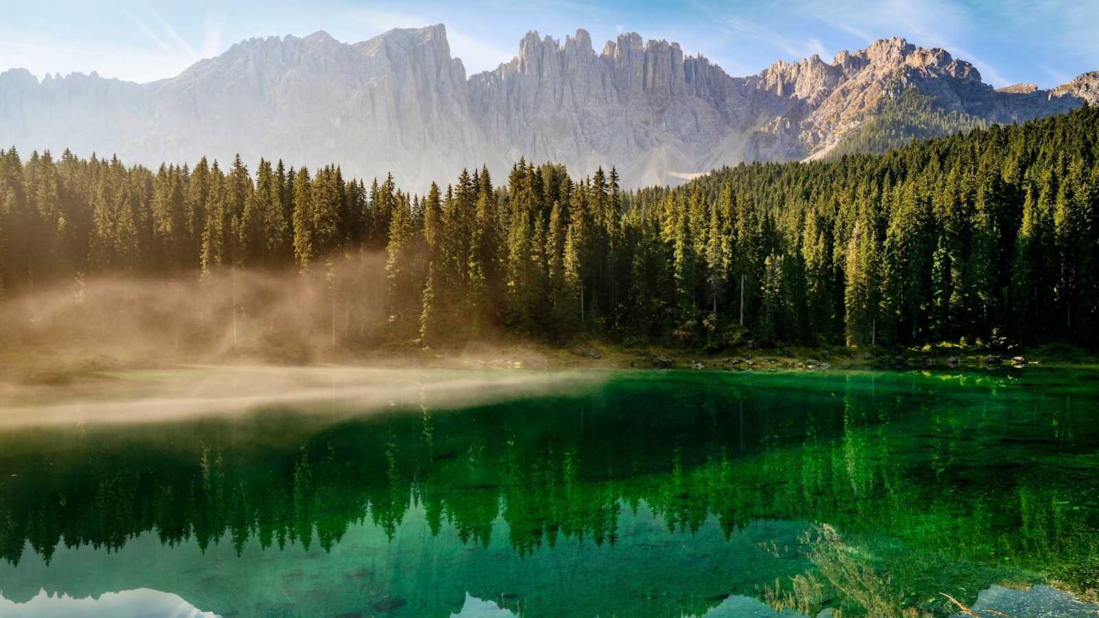 Die Dolomiten spiegeln sich im mystischen Karersee