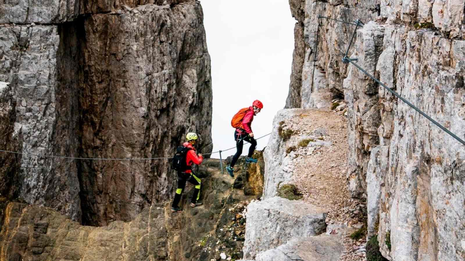 Zwischen einzigartigen Gesteinsformen können auch Klettersteige begangen werden