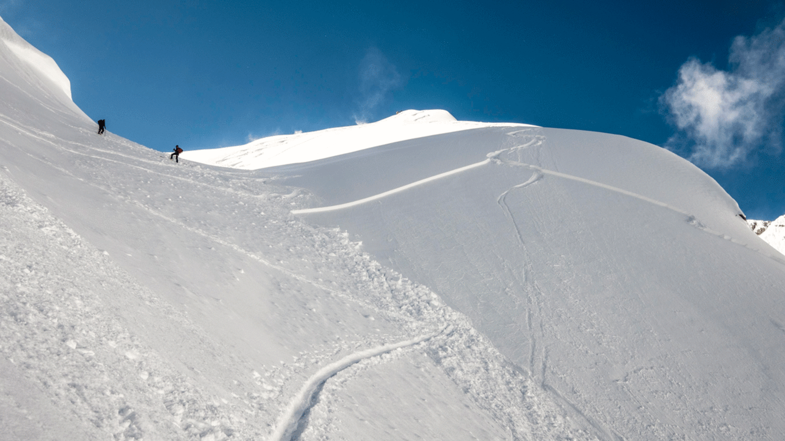 Schneebrettlawine in den Berchtesgadener Alpen. Von Skitouren im freien Gelände ist dringlichst abzuraten.