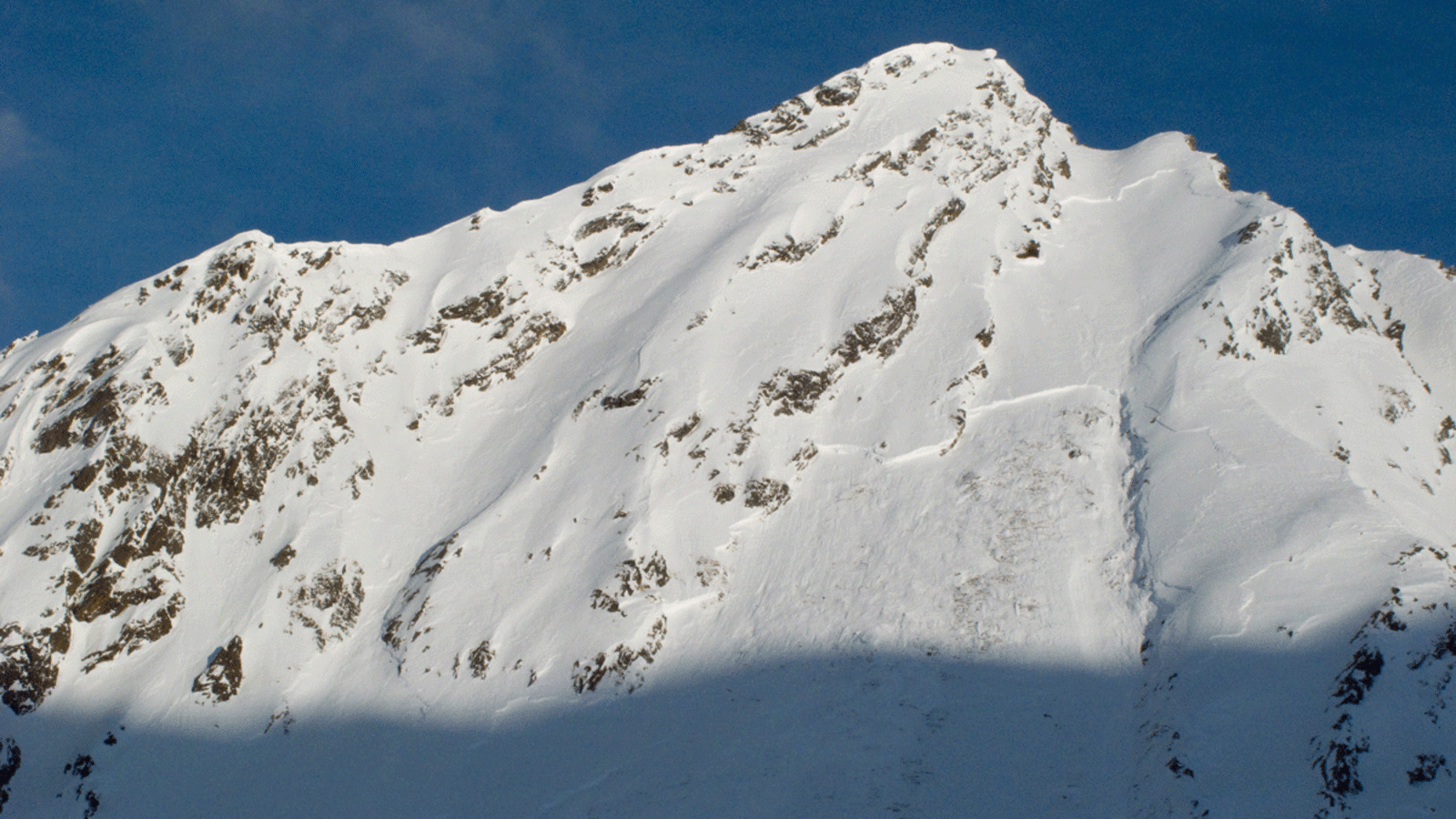 Große Schneebrettlawinen wie hier, am Gamskogel (2.659 m) in den Stubaier Alpen vergangenen Jahres, sind aktuell nicht auszuschließen