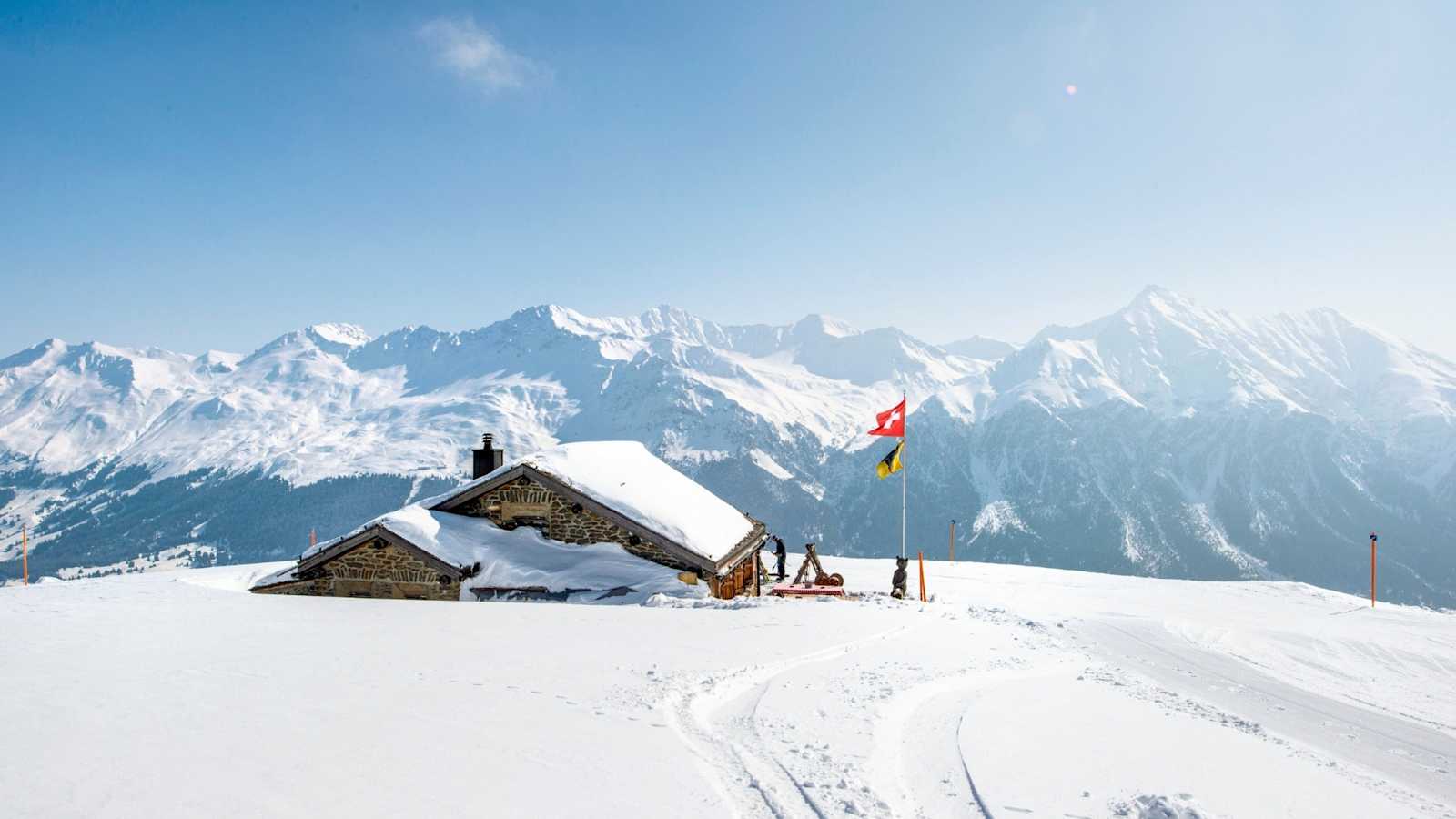 Beschneite Winterhütte.