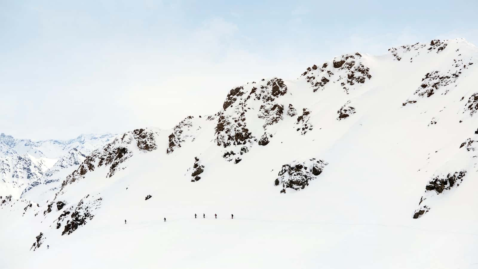 Skifahrer unterwegs auf der Piste.