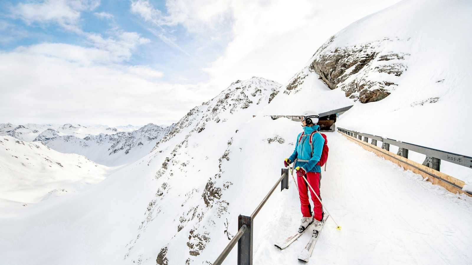 Ein Skifahrer genießt die Aussicht.