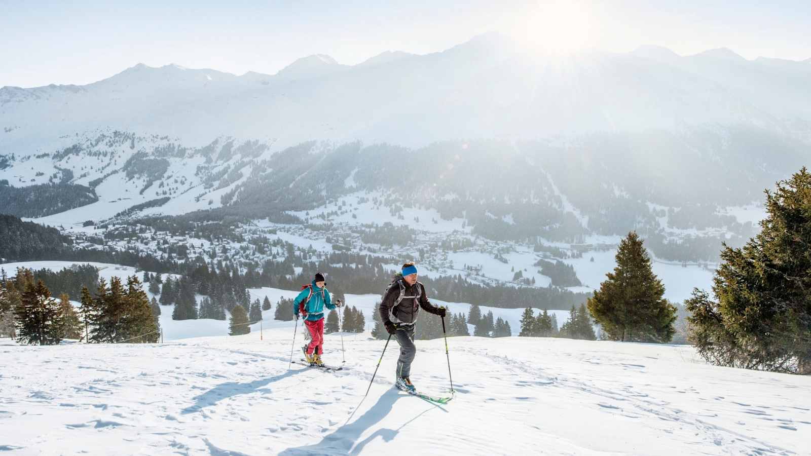 Skitour durch die beschneite Berglandschaft.