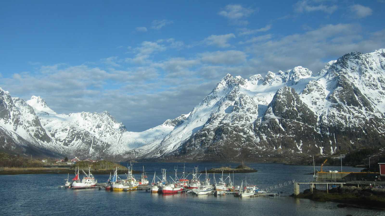 Vom Gipfel zum Meer: So sieht Skitourengehen auf den Lofoten in Norwegen aus