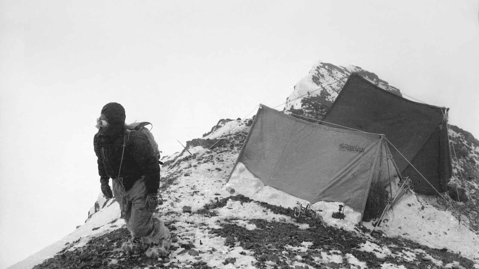 Bergführer Gino Soldà erreicht bei Schneefall das Camp III.