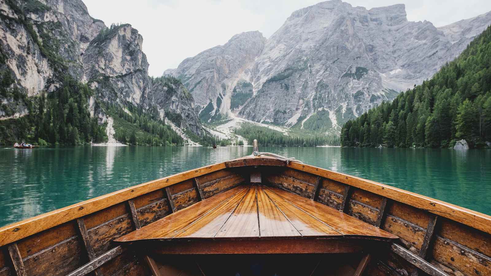 Wasser, Berge, Boot: Am Pragser Wildsee, Südtirol