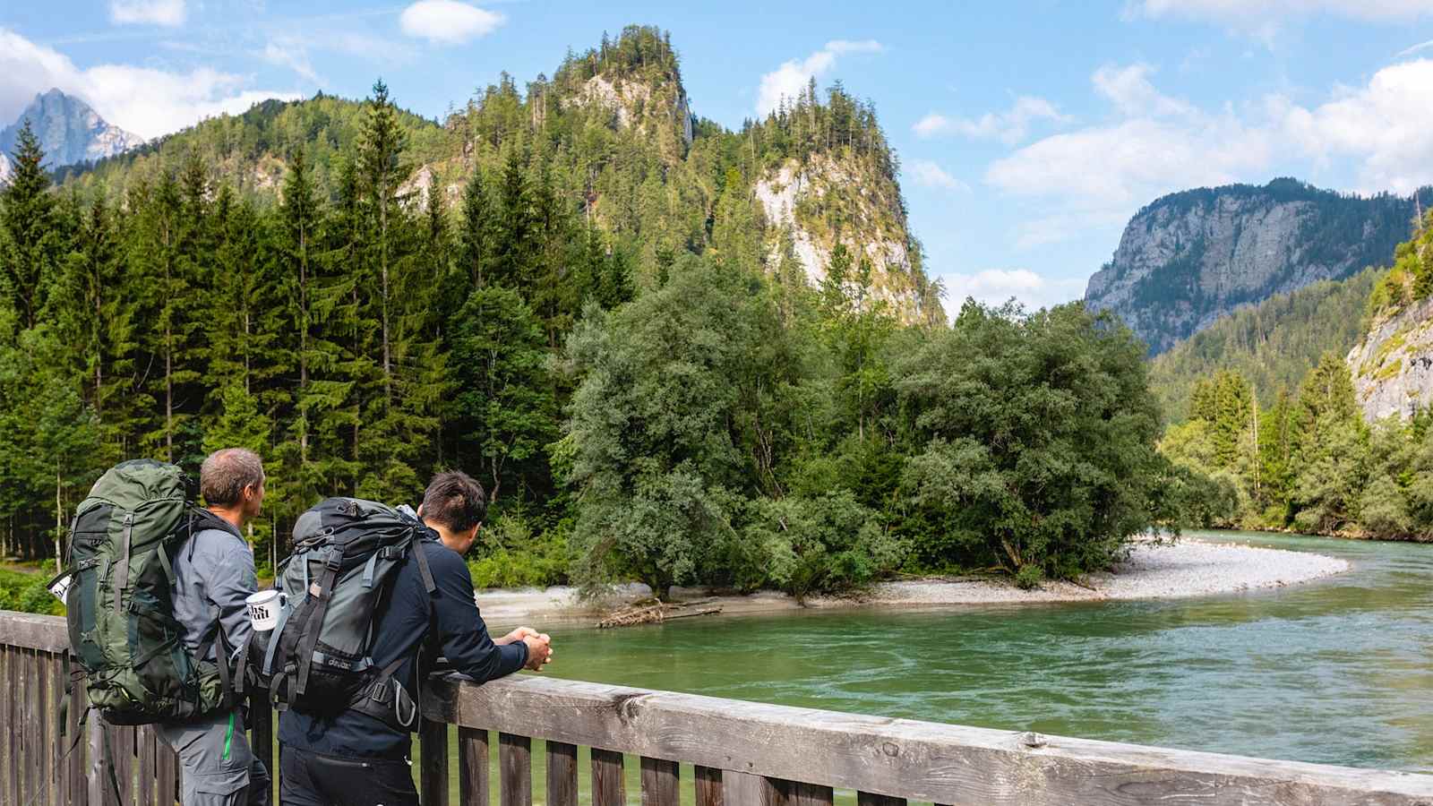 Wanderer genießen die Aussicht auf die Enns.