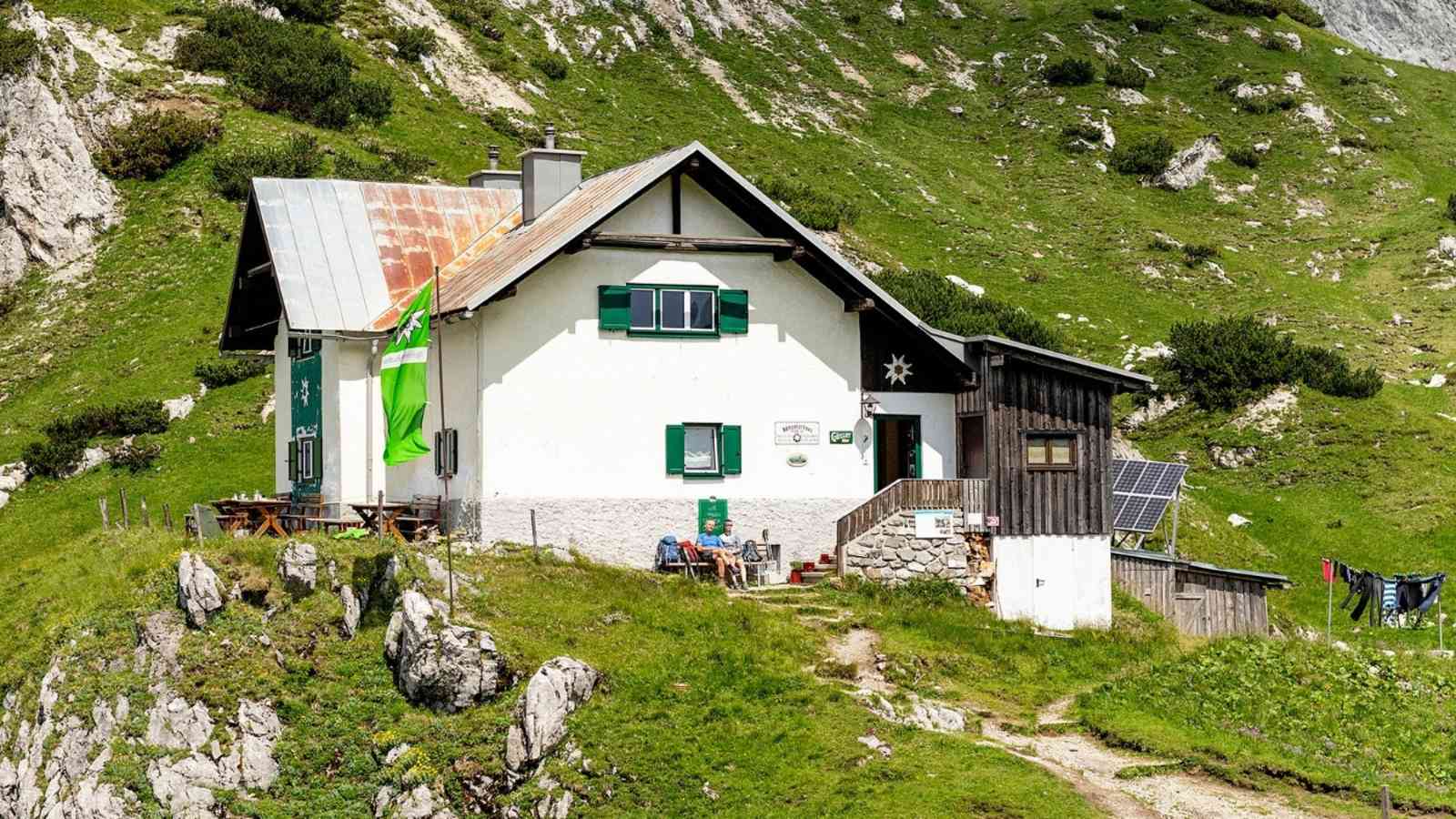 Eine Berghütte die Schutz und kulinarisches anbietet.